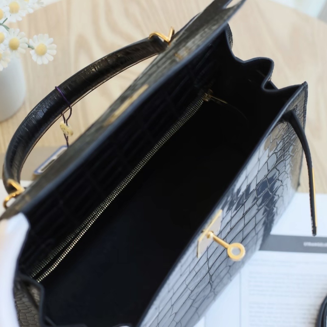 Hermes kelly 28 gold hardware handbag (Box engraving)