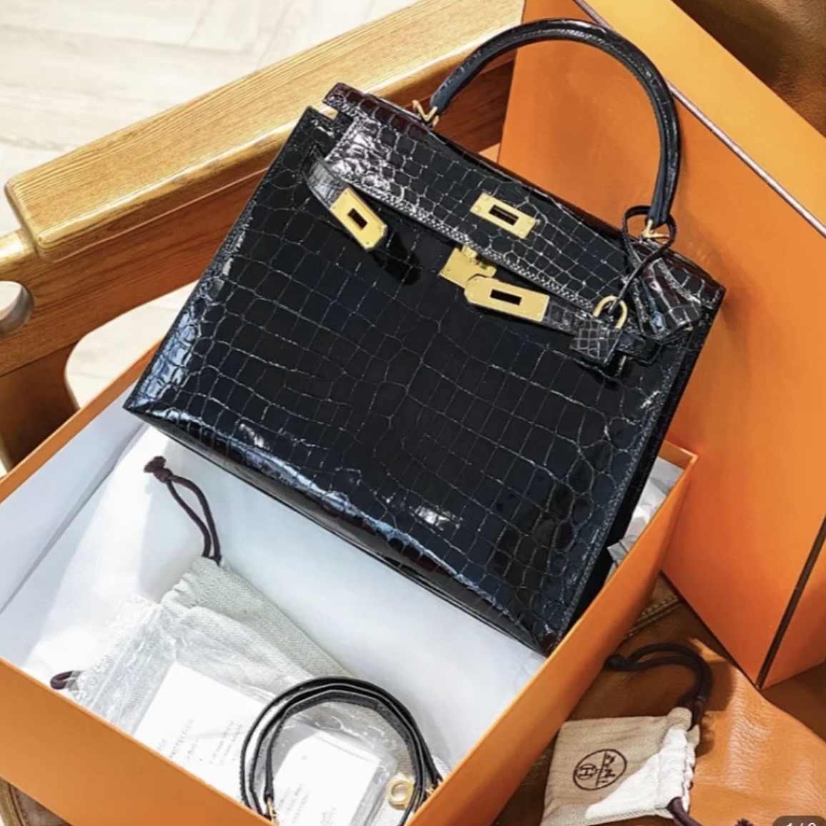 Hermes Kelly 28 gold hardware handbag (Two-point alligator)